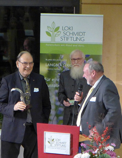 Dr. Reinmar Grimm bei der Verleihung der Silberpflanze an Dr. Hans-Helmut Poppendieck (Moderation: John Langley)