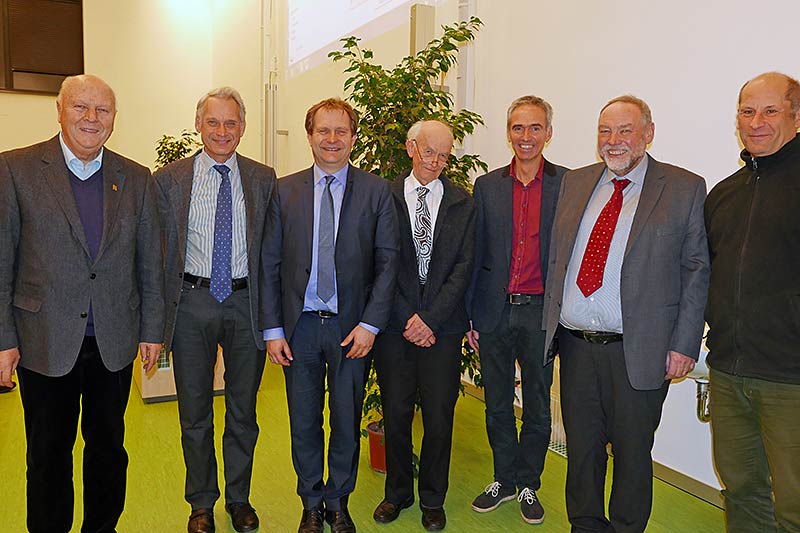 Von links nach rechts: Prof. Dr. Wolfgang Schumacher, Dr. Erik Christensen, Senator Jens Kerstan, 2. Vorsitzender Horst Bertram, Prof. Dr. Kai Jensen, 1. Vorsitzender Dr. Hans-Helmut Poppendieck, Finanzvorstand Ingo Brandt. Foto Barbara Engelschall